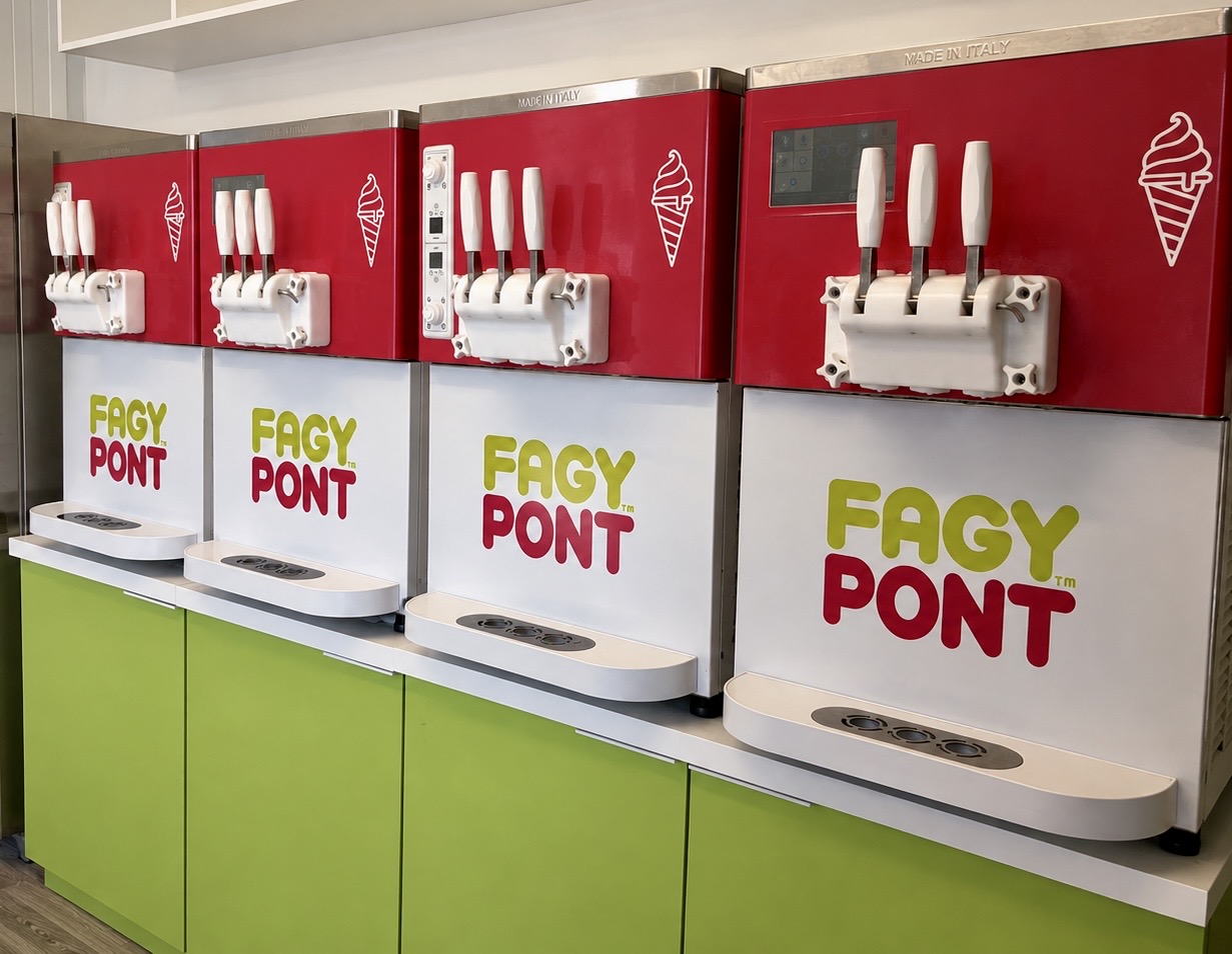 Fagypont lágyfagylaltgépek a pult mögött